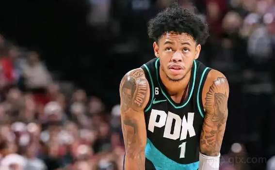 开拓者球员安芬尼·西蒙斯