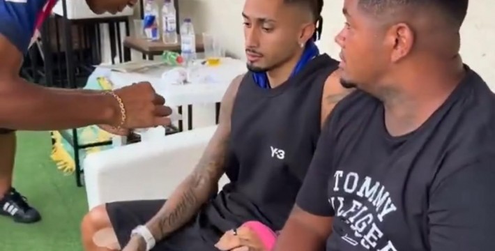 把拉菲尼亚看傻了，你小子谁啊，还给我签名