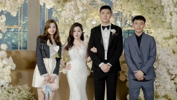 左一为徐杰女朋友，右一为徐杰