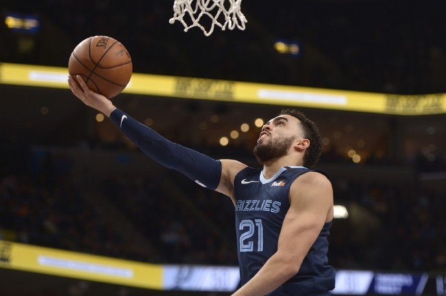 泰厄斯-琼斯膝盖酸痛将在一周后复查