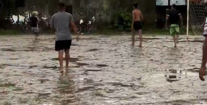 整挺帅！泥地里还能玩倒钩