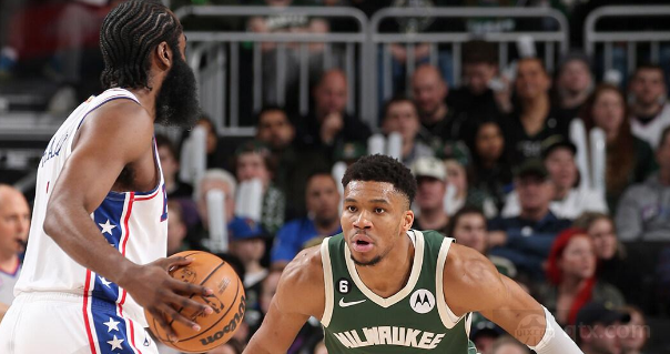 雄鹿球员扬尼斯-阿德托昆博在比赛中防守76人球员詹姆斯-哈登