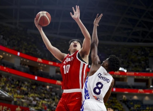 中国男篮热身赛王俊杰表现出色