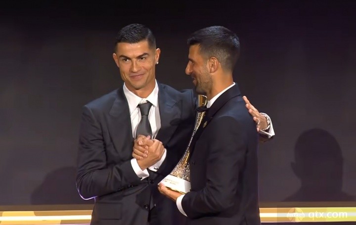 C罗上台颁奖