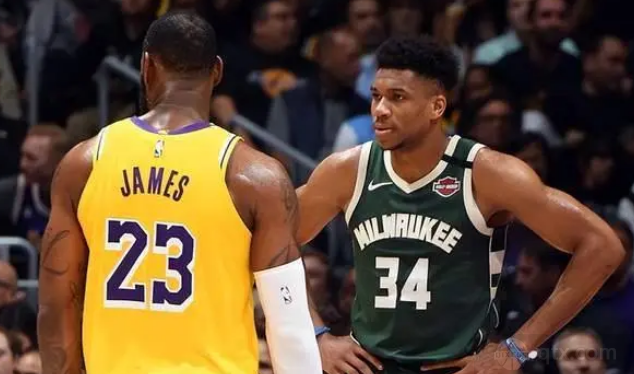 雄鹿球员扬尼斯·阿德托昆博和湖人球员勒布朗·詹姆斯