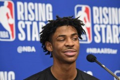 这安慰做得如何？灰熊球员莫兰特向刚输了球的NFL跑卫赠送球衣