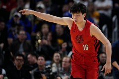 杨瀚森倒地抢球被顶到后脑 开拓者回应杨瀚森受伤