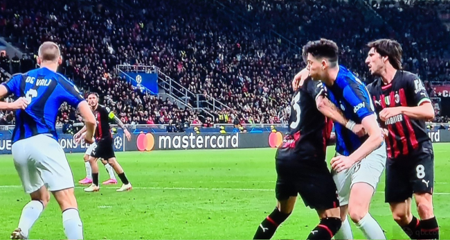 克鲁尼奇拳打巴斯托尼