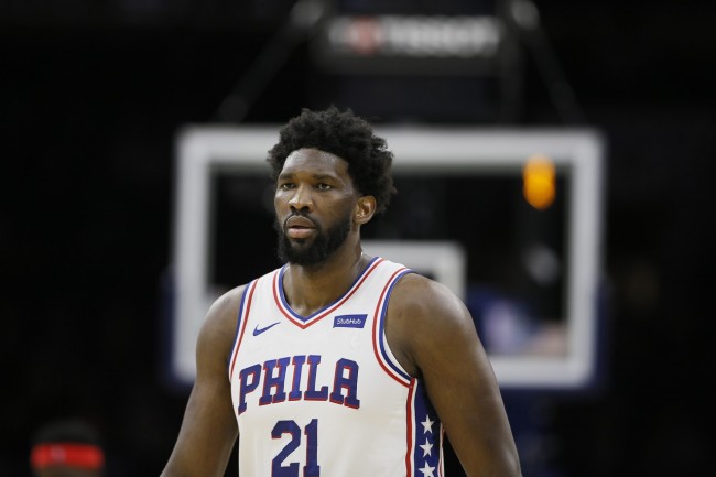 恩比德右手受伤X光检查呈阴性