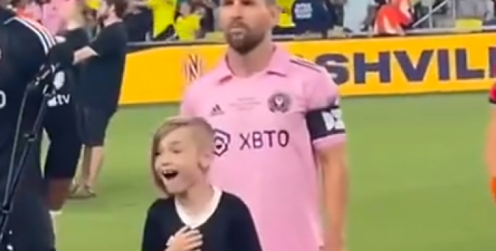 你小子给梅西当球童，回去可以和朋友吹一年了