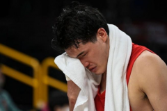 日本男篮惨遭淘汰出局 渡边雄太场边落泪