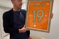 特里拍卖梅西06年球衣 所获得的收益奖全部用于公益事业