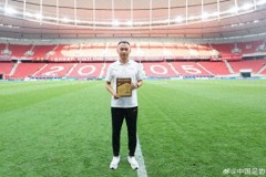 王竞完成中超联赛百场执裁里程碑 执法海港VS玉昆比赛