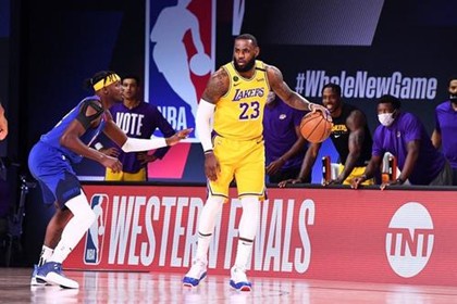 詹姆斯持球进攻