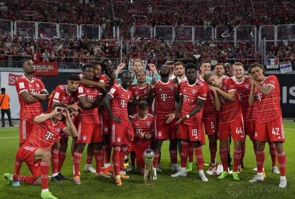 拜仁夺冠后霸气合影