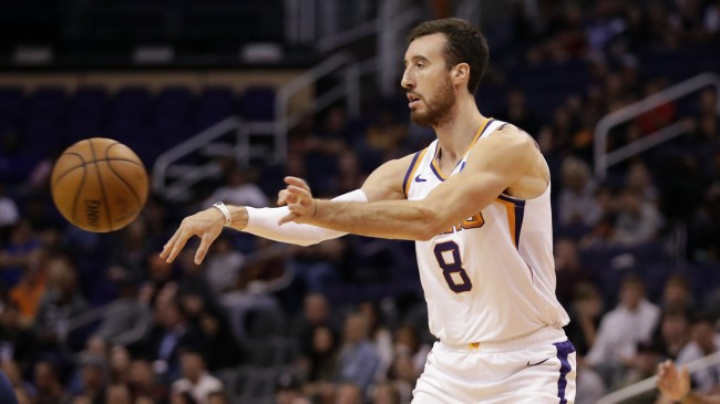 卡明斯基右髌骨应力性骨折将无限期缺阵