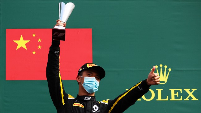 中国车手周冠宇