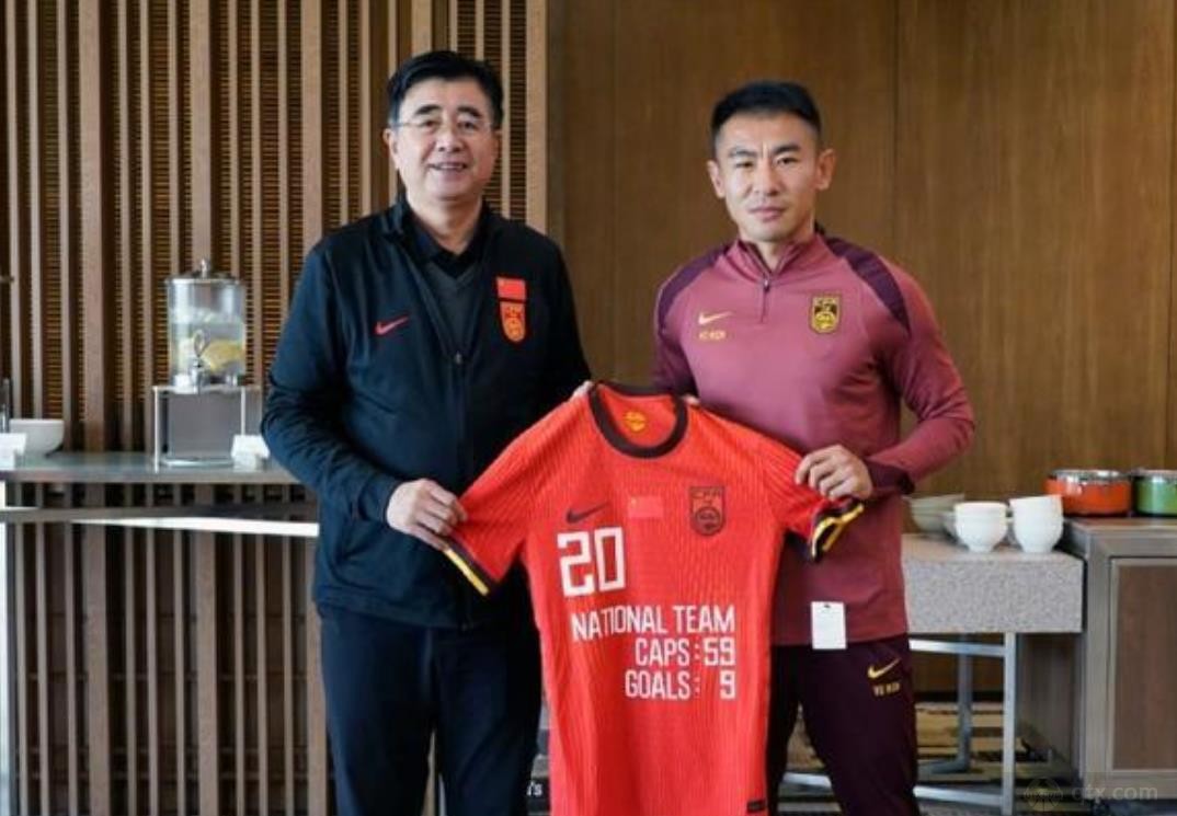 于汉超获颁国足退役球衣