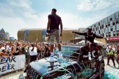 字母哥晒夺冠游行照片 超五十万人参加狂欢