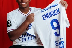 恩德里克身穿里昂9号球衣 正式租借加盟里昂