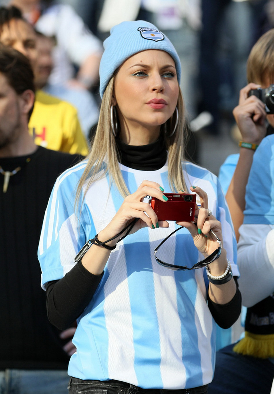 足坛赛场一道风景线-美女球迷助威的瞬间