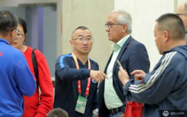 曼萨诺现身申花看台 记者表示只是顺路来看场球