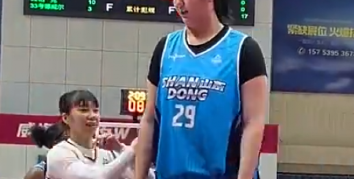 张子宇WCBA首秀，高人不止一头，直接三人包夹