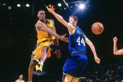 科比生涯首次先发战靴拍卖 成交价达24万美元