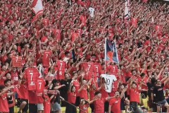 韦世豪对球迷主场声援予以回应 球迷高举韦世豪球衣