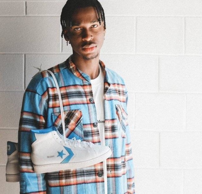 亚历山大与匡威签下一份多年球鞋代言合同