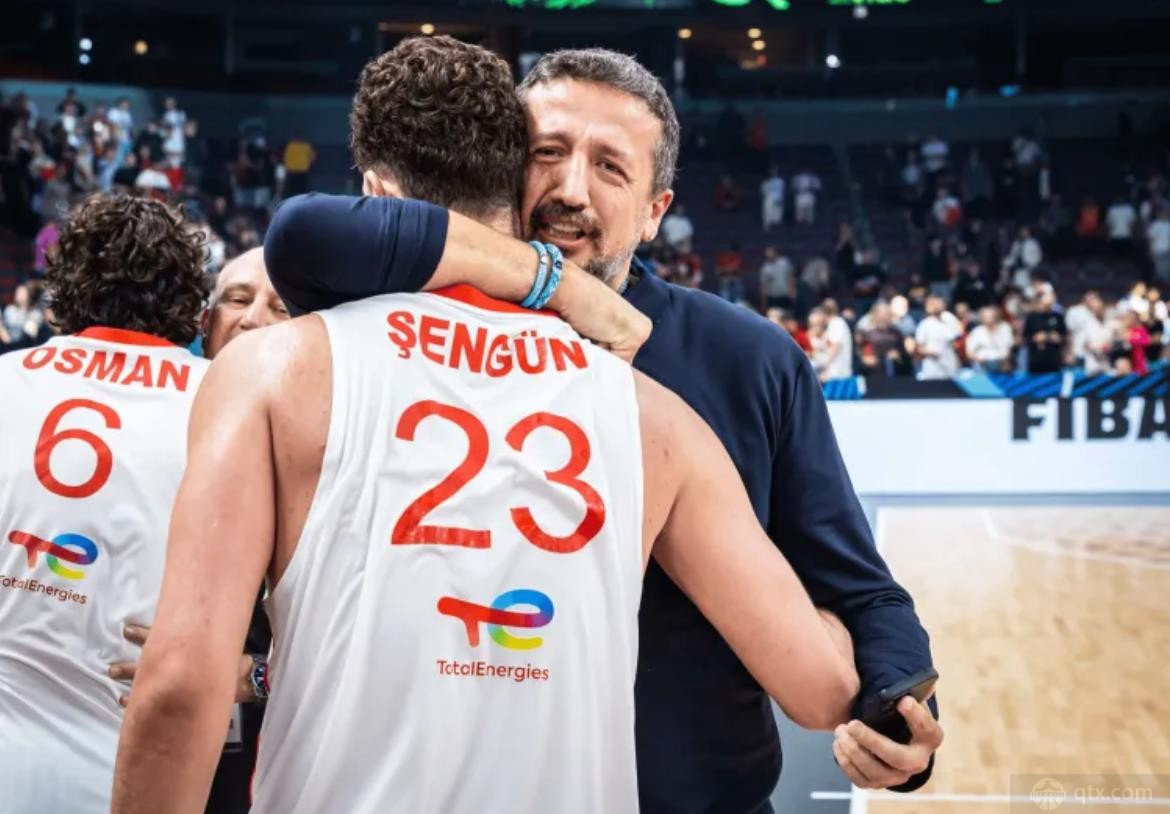 土耳其男篮名宿特科格鲁与申京拥抱