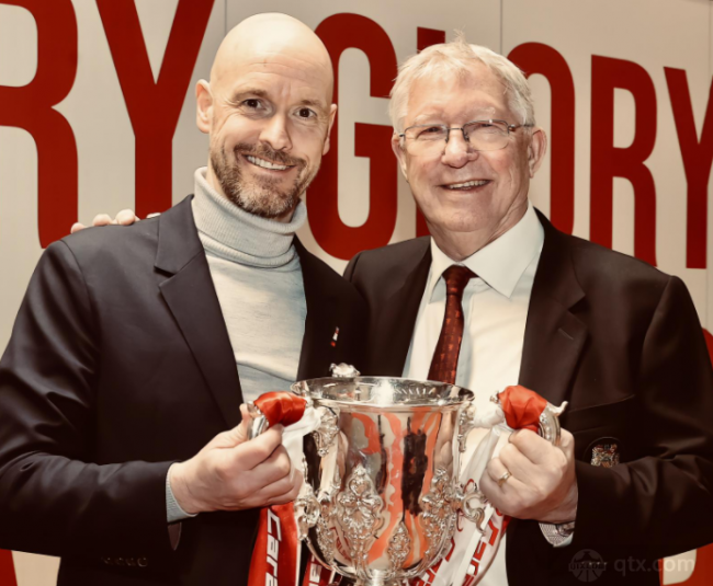 弗格森与滕哈赫捧起冠军奖杯