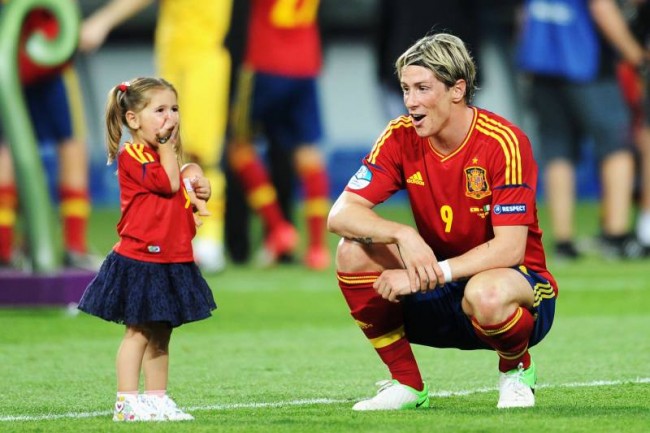 托雷斯女儿诺拉场边庆祝