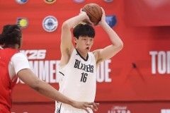 美媒晒杨瀚森和约基奇夏联数据对比 仅篮板处于劣势