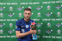 什克里尼亚尔当选全场最佳 带刀侍卫抽射制胜