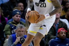 约翰科林斯本赛季表现 场均得到15.1分8.5篮板