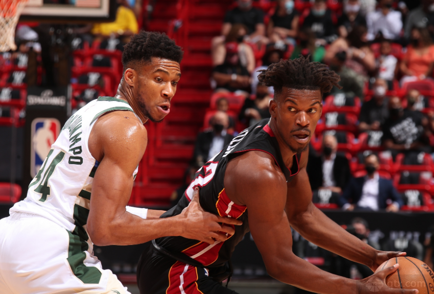 雄鹿球员扬尼斯-阿德托昆博在比赛中防守热火球员吉米-巴特勒