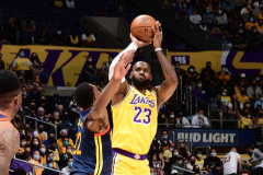 詹姆斯关键三分帮助湖人逆袭勇士 库里表示下一场将全力以赴