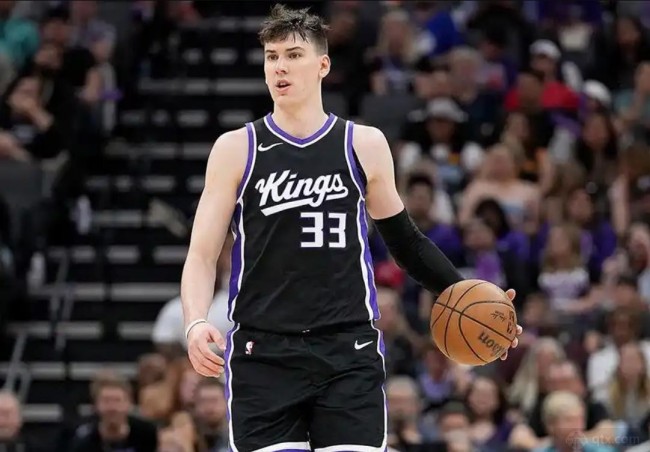 拉拉维亚加盟湖人