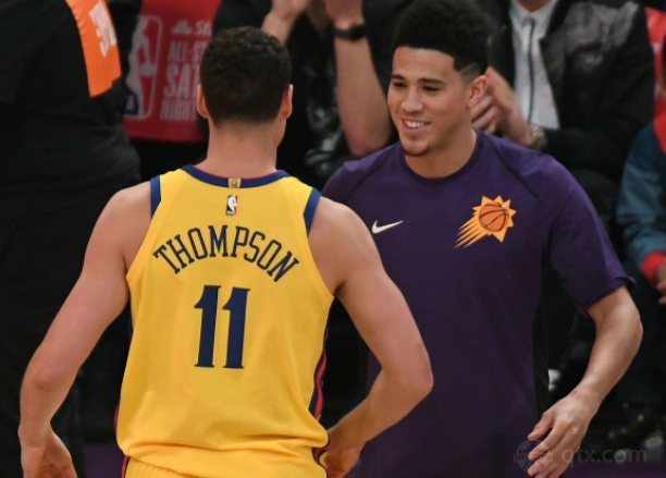 勇士球员克莱-汤普森和太阳球员德文-布克