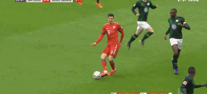 莱万轻巧的抽射