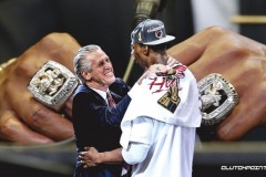 波什将戒指还给莱利 感谢莱利在10年的招募