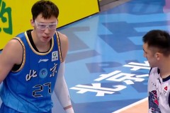 北京男篮与山东男篮爆发冲突 周琦和珀赛尔各自技犯