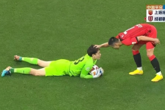 武磊“摸头杀”质问张岩 后者竟浮夸痛苦打滚 高清GIF还原真相