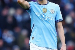 曼城后卫胡桑诺夫连续四轮未出场 疑似失去主力位置