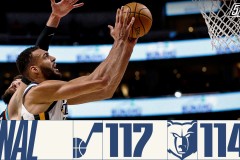 爵士117-114险胜灰熊迎四连胜 米切尔戈贝尔合砍60分