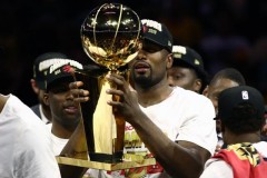 伊巴卡带总冠军奖杯进入餐厅  曾经在此乞讨！