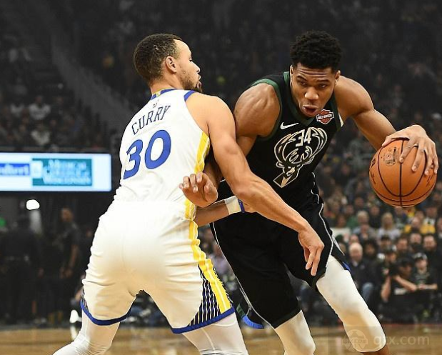 雄鹿球员扬尼斯-阿德托昆博和勇士球员斯蒂芬-库里