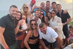 瓦尔迪与马奎尔等人一起度假 曾是莱斯特城的队友