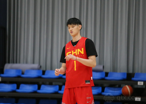 中国男篮球员曾凡博